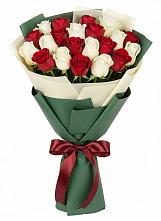 Букет Микс из красных и белых роз в Ярцево