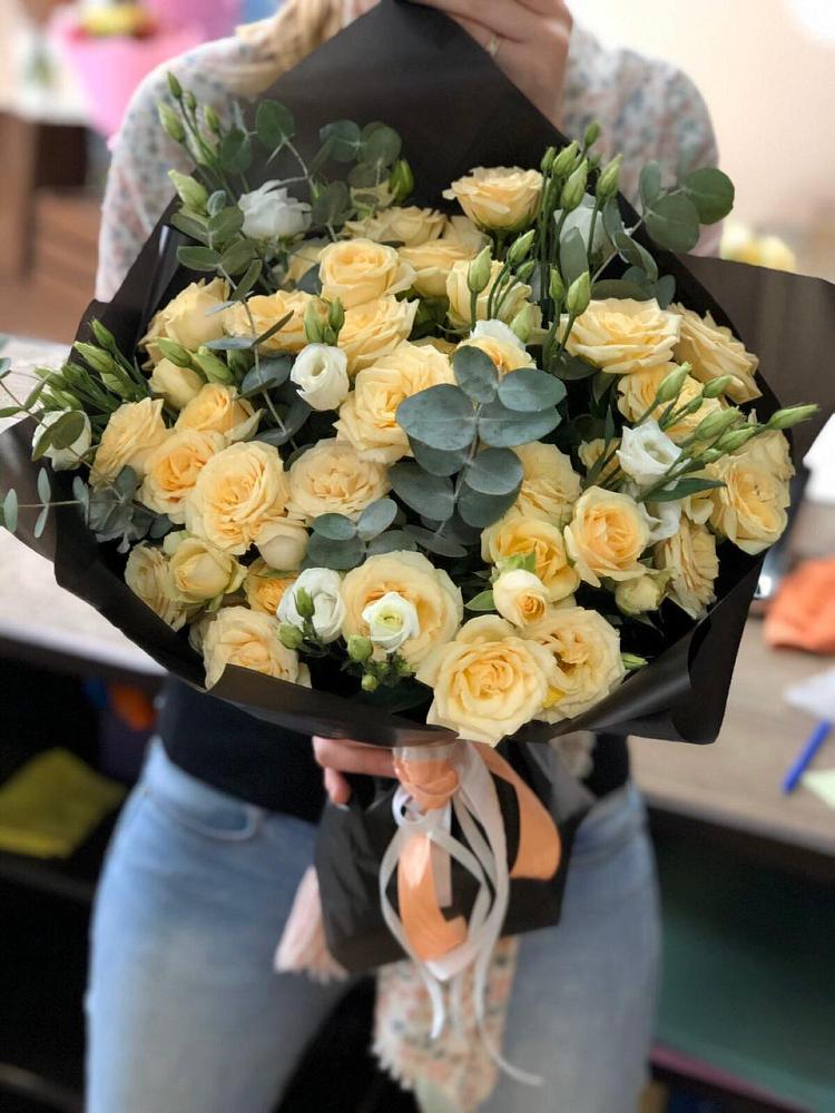 Букет цветов из: Розы и Лизиантусы в Ярцево