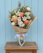 Букет цветов из:  Альстромерии, Лизиантусы, Розы и Хризантемы в Ярцево