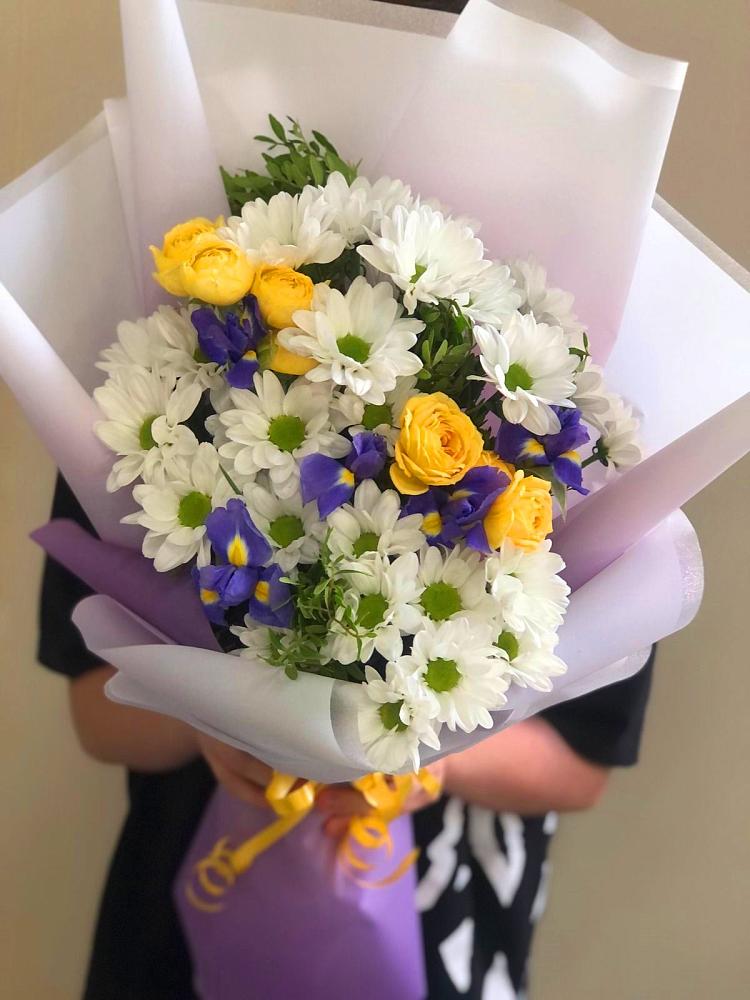 Букет цветов из: Ирисы, Хризантемы и Розы в Ярцево