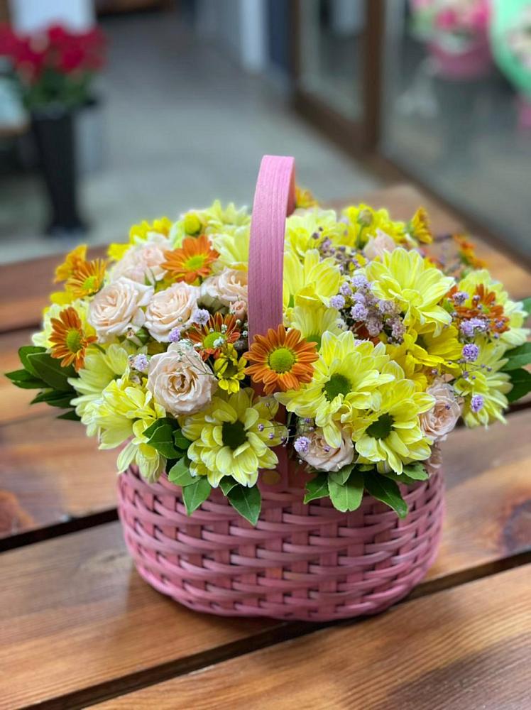 Цветочная композиция из Хризантемы и Розы в корзине в Ярцево
