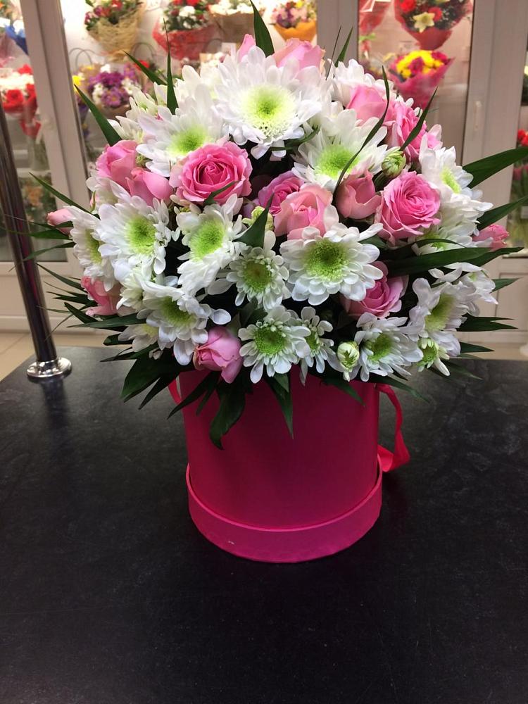 Цветочная композиция из Розы и Хризантемы в шляпной коробке в Ярцево