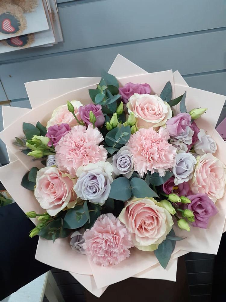 Букет цветов из: Розы, Гвоздики и Лизиантусы в Ярцево